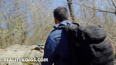 Blonďatá kočička si dává hike pauzu, aby se projela na Marcově tlustém péru