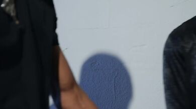 Brunetka v křivkách Angela White si užívá dva velké černé ptáky ve trojce