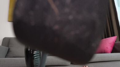 Kriss Kiss v sexy černém latexovém overalu