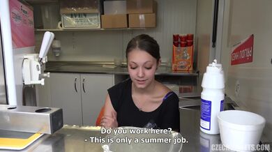 Eveline Dellai šuká cizího chlapa pro rychlé prachy