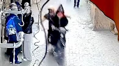 Zloději na motorce brutálně srazili ženu při krádeži kabelky