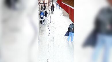 Zloději na motorce brutálně srazili ženu při krádeži kabelky