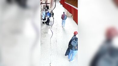 Zloději na motorce brutálně srazili ženu při krádeži kabelky