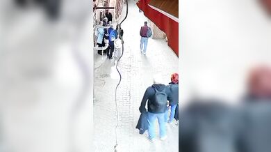 Zloději na motorce brutálně srazili ženu při krádeži kabelky