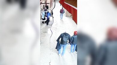 Zloději na motorce brutálně srazili ženu při krádeži kabelky