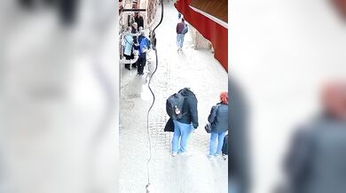 Zloději na motorce brutálně srazili ženu při krádeži kabelky
