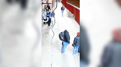 Zloději na motorce brutálně srazili ženu při krádeži kabelky