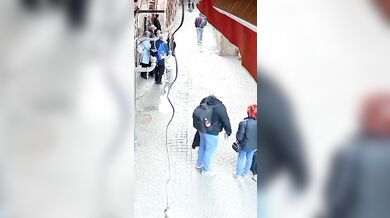Zloději na motorce brutálně srazili ženu při krádeži kabelky