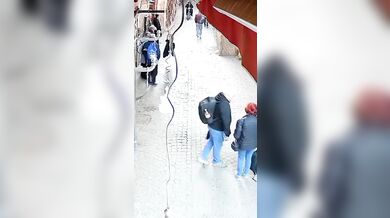 Zloději na motorce brutálně srazili ženu při krádeži kabelky
