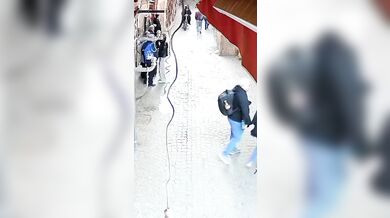 Zloději na motorce brutálně srazili ženu při krádeži kabelky