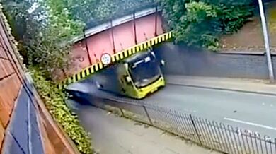 Dvoupatrový autobus zůstal bez střechy po nárazu do nízkého mostu v Salfordu