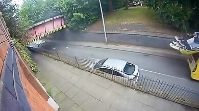 Dvoupatrový autobus zůstal bez střechy po nárazu do nízkého mostu v Salfordu