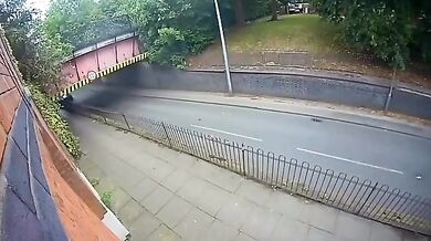 Dvoupatrový autobus zůstal bez střechy po nárazu do nízkého mostu v Salfordu