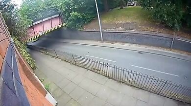 Dvoupatrový autobus zůstal bez střechy po nárazu do nízkého mostu v Salfordu