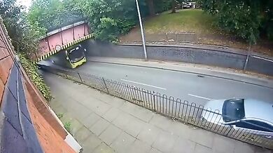 Dvoupatrový autobus zůstal bez střechy po nárazu do nízkého mostu v Salfordu