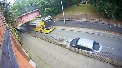 Dvoupatrový autobus zůstal bez střechy po nárazu do nízkého mostu v Salfordu
