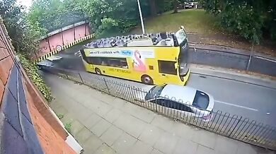 Dvoupatrový autobus zůstal bez střechy po nárazu do nízkého mostu v Salfordu