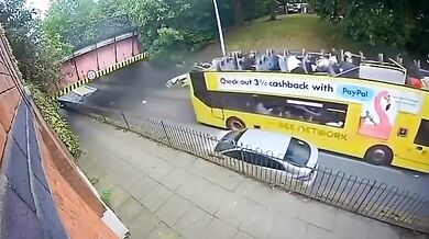 Dvoupatrový autobus zůstal bez střechy po nárazu do nízkého mostu v Salfordu