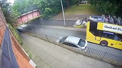 Dvoupatrový autobus zůstal bez střechy po nárazu do nízkého mostu v Salfordu