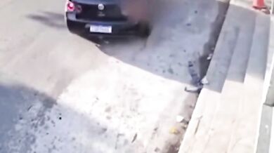 Žena v São Paulu přišla o obě nohy poté, co ji expartner úmyslně srazil a více než kilometr vlekl po silnici