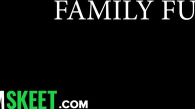 Nevlastní syn má divokou trojku s nevlastní matkou a nevlastní tetou