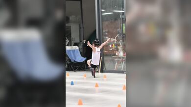 Dívka ohromila svět úžasnou dovedností v extrémním bruslení