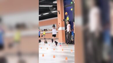 Dívka ohromila svět úžasnou dovedností v extrémním bruslení