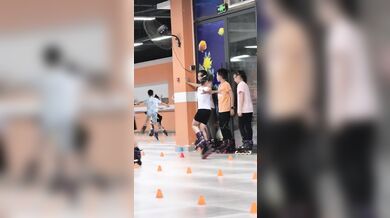 Dívka ohromila svět úžasnou dovedností v extrémním bruslení