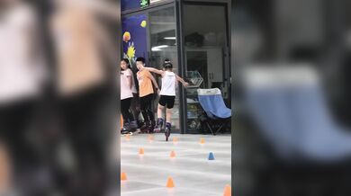 Dívka ohromila svět úžasnou dovedností v extrémním bruslení