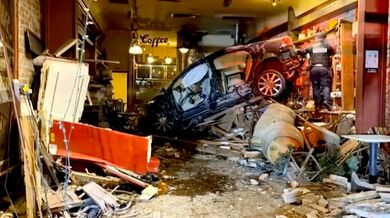 Devadesátiletý řidič narazil o Díkůvzdání autem v plné rychlosti do kavárny