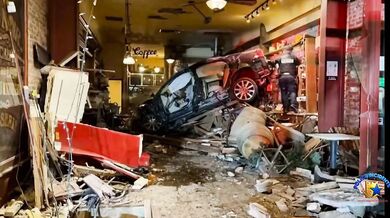 Devadesátiletý řidič narazil o Díkůvzdání autem v plné rychlosti do kavárny