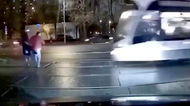 Tramvaj srazila dva nepozorné chodce