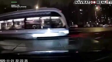 Tramvaj srazila dva nepozorné chodce