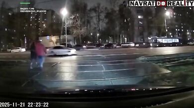 Tramvaj srazila dva nepozorné chodce