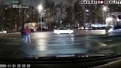 Tramvaj srazila dva nepozorné chodce