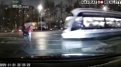 Tramvaj srazila dva nepozorné chodce