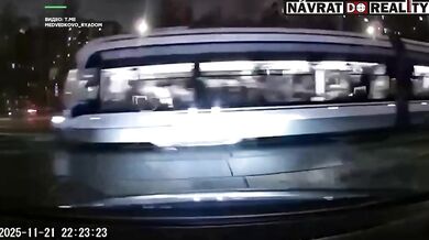 Tramvaj srazila dva nepozorné chodce