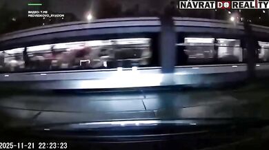 Tramvaj srazila dva nepozorné chodce