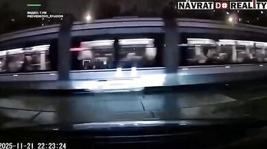 Tramvaj srazila dva nepozorné chodce