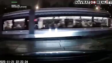 Tramvaj srazila dva nepozorné chodce