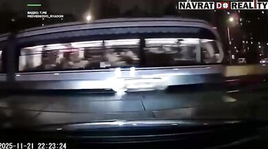 Tramvaj srazila dva nepozorné chodce