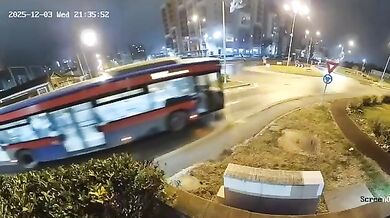 Řidič vyletěl s autem přes kruhový objezd v Oradeji: Z trosek ho museli vyprostit hasiči