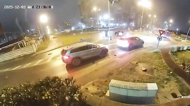 Řidič vyletěl s autem přes kruhový objezd v Oradeji: Z trosek ho museli vyprostit hasiči