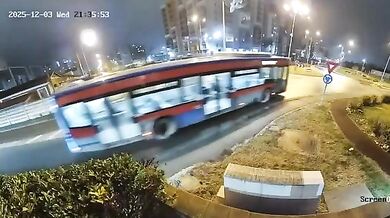 Řidič vyletěl s autem přes kruhový objezd v Oradeji: Z trosek ho museli vyprostit hasiči