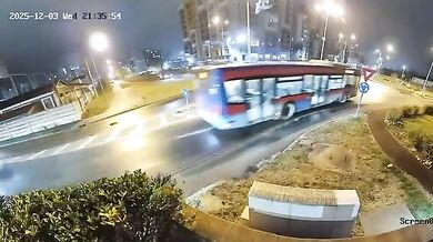 Řidič vyletěl s autem přes kruhový objezd v Oradeji: Z trosek ho museli vyprostit hasiči