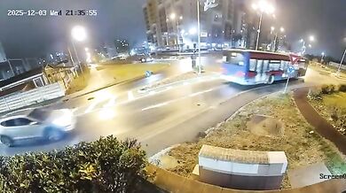 Řidič vyletěl s autem přes kruhový objezd v Oradeji: Z trosek ho museli vyprostit hasiči