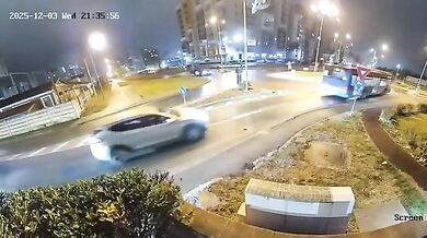 Řidič vyletěl s autem přes kruhový objezd v Oradeji: Z trosek ho museli vyprostit hasiči