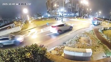 Řidič vyletěl s autem přes kruhový objezd v Oradeji: Z trosek ho museli vyprostit hasiči