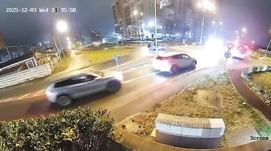 Řidič vyletěl s autem přes kruhový objezd v Oradeji: Z trosek ho museli vyprostit hasiči