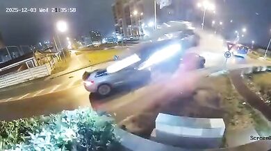 Řidič vyletěl s autem přes kruhový objezd v Oradeji: Z trosek ho museli vyprostit hasiči